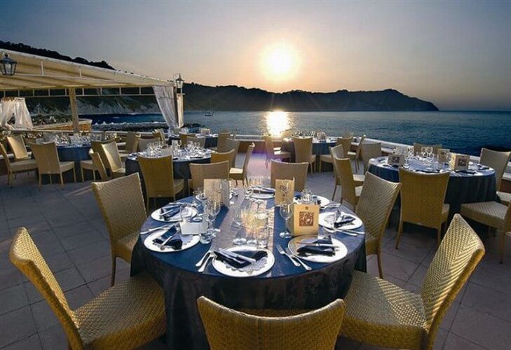 La terrazza del Fortino Napoleonico a Portonovo al tramonto