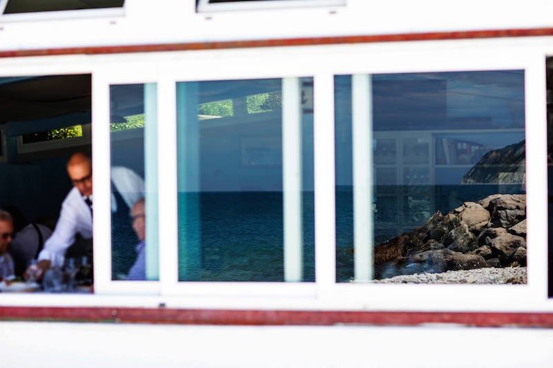 Il mare visto dalle vetrate del ristorante Il Molo, a Portonovo