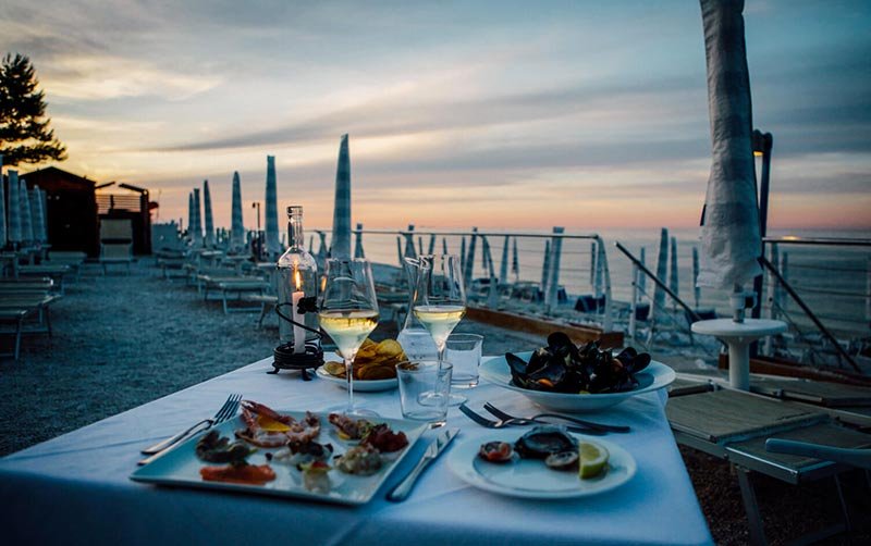 La tavola preparata al tramonto con vista mare