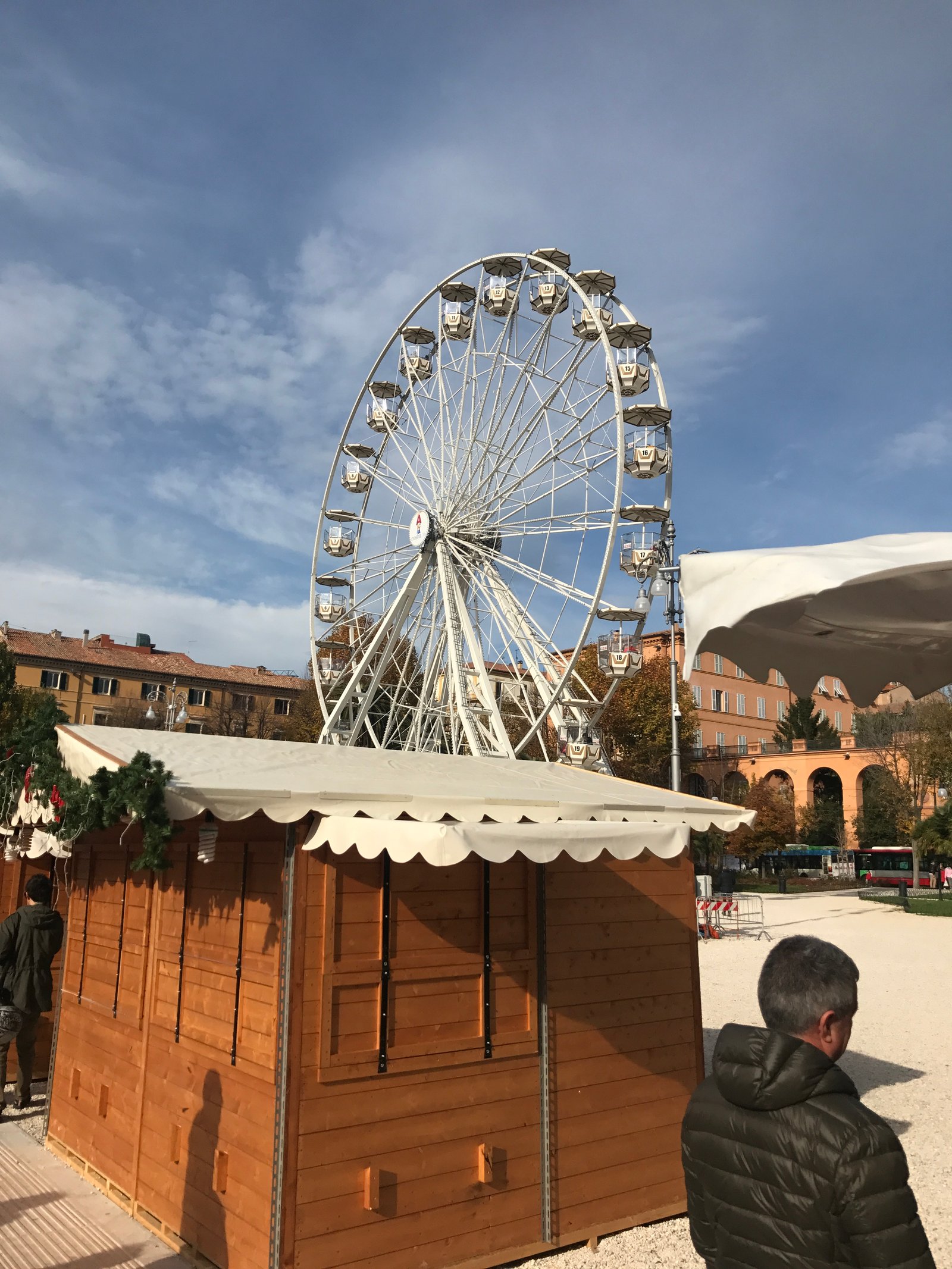 La ruota panoramica tra le casette in legno del mercatino di Natale di Ancona