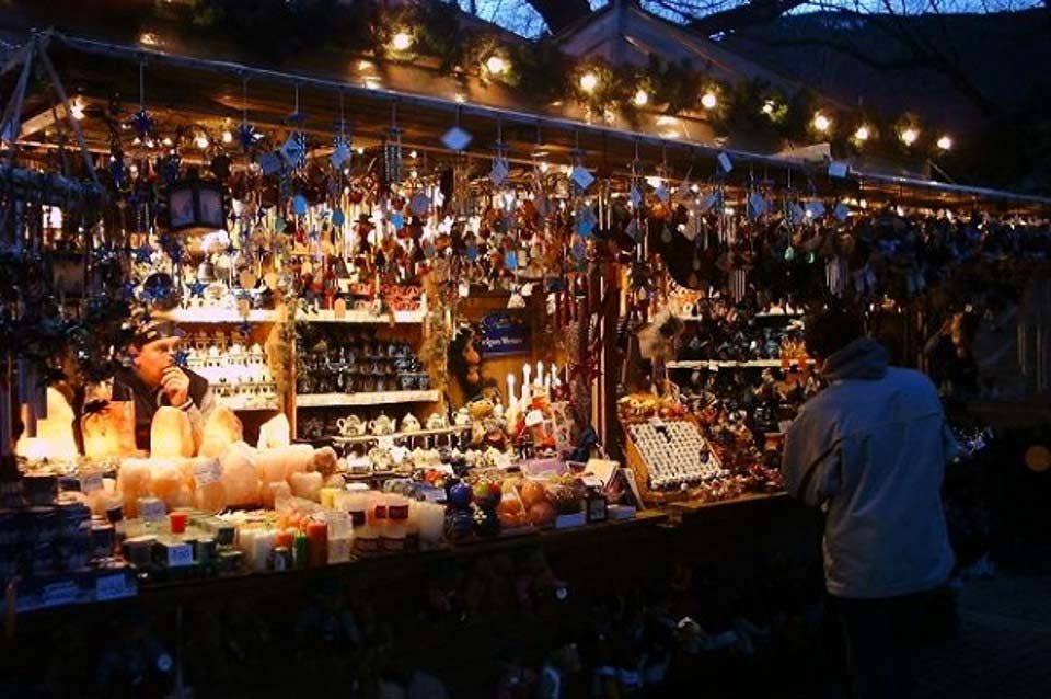 Una bancarella di artigianato di sera al mercatino di Natale di Ancona