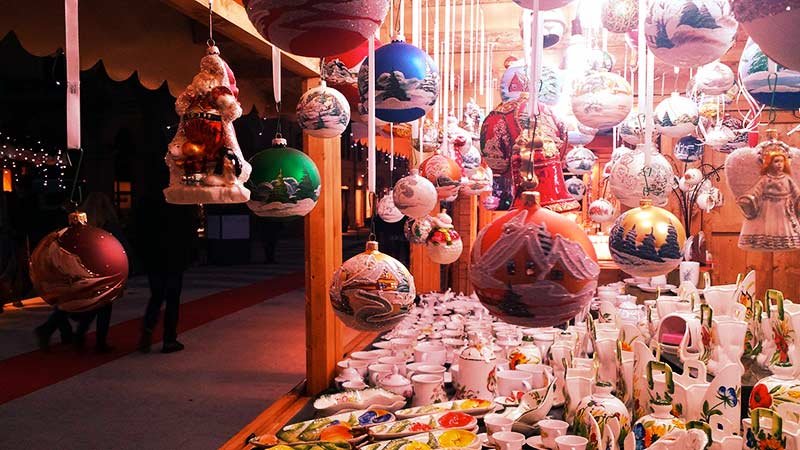Il mercatino di Natale di Ancona con le casette in legno nella piazza