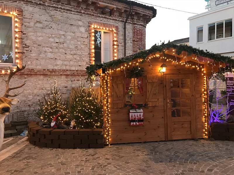 La casetta di legno di Natale illuminata di sera a Numana