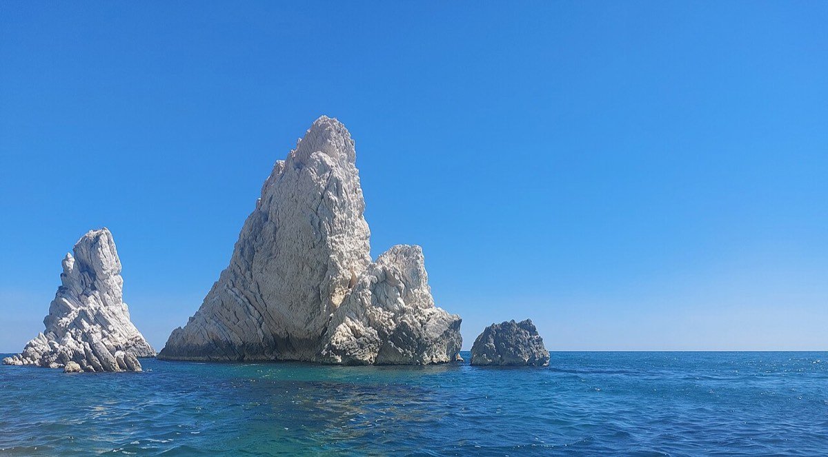 Gli scogli delle Due Sorelle dal mare, la spiaggia simbolo del Parco del Conero