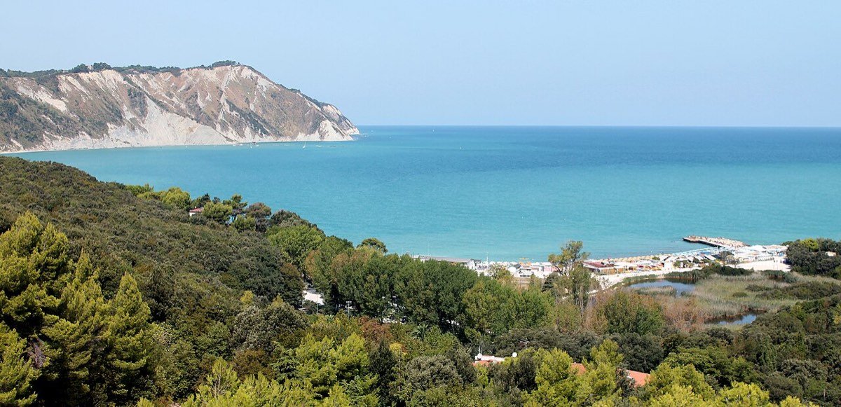 Tramonto sul monte Conero visto da Portonovo nel Parco del Conero