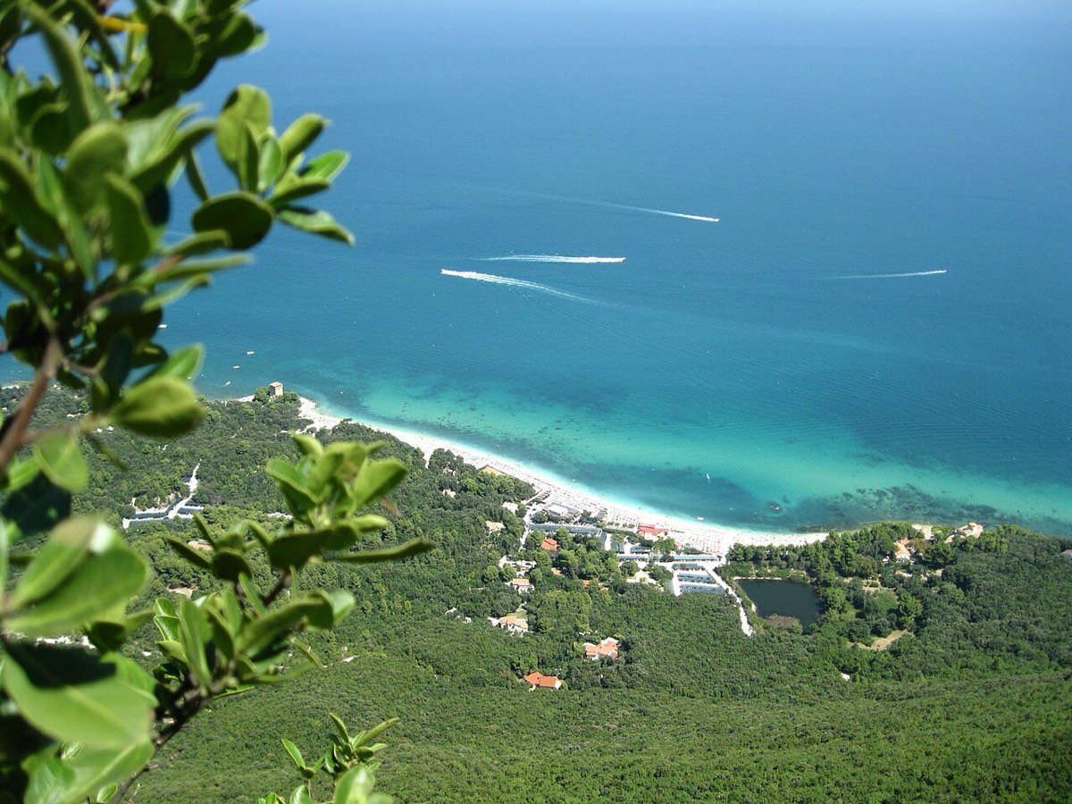 La baia di Portonovo vista dall'alto con i due laghetti e la spiaggia, Parco del Conero
