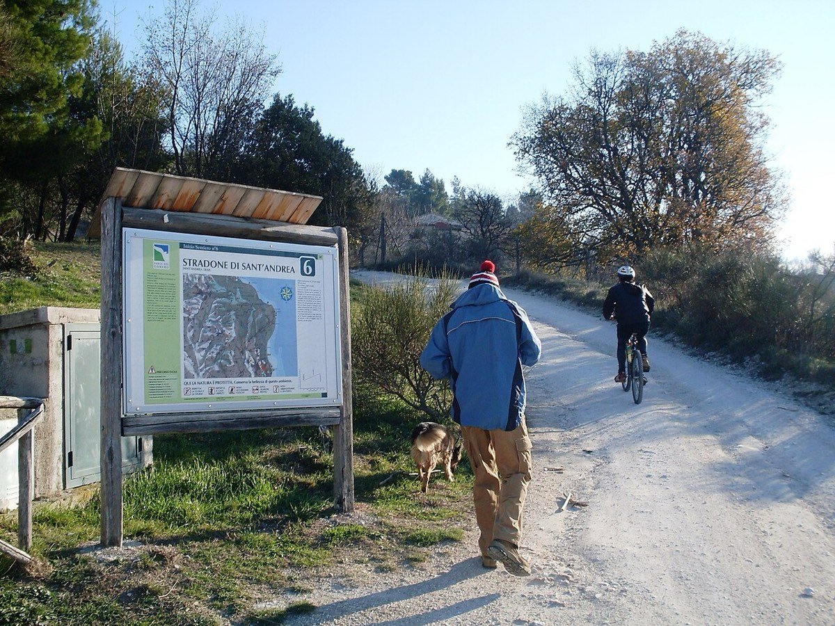 Cartello del Parco dello stradone di Sant'Andrea al monte Conero, escursionista e ciclista