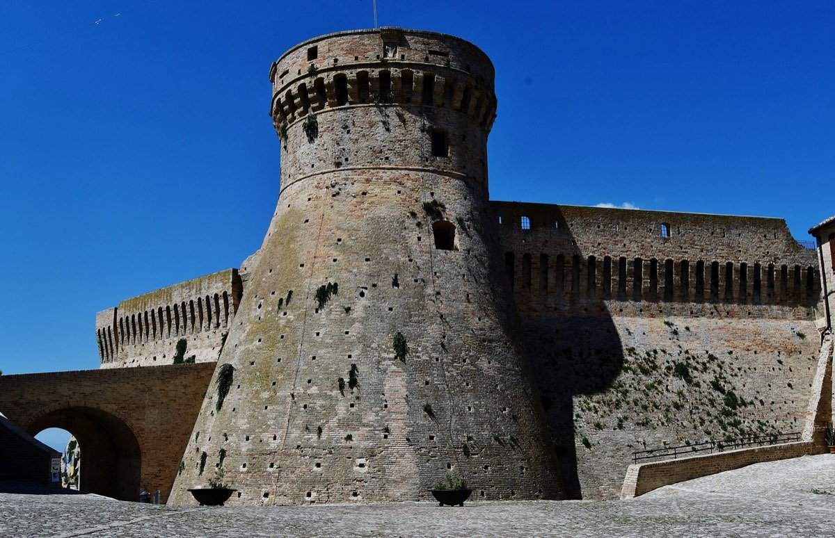 La Rocca di Acquaviva Picena con il mastio cilindrico