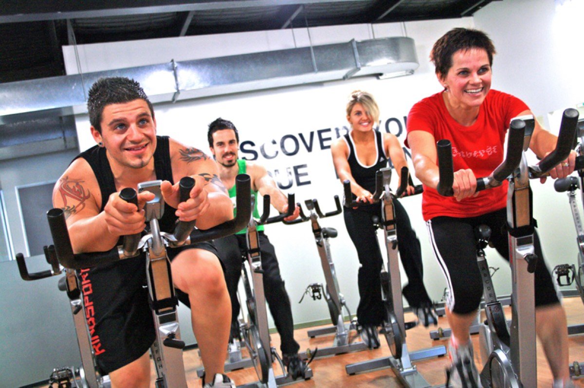 Lezione di spinning in palestra: immagine generica, non dell'Atheneo di Castelplanio