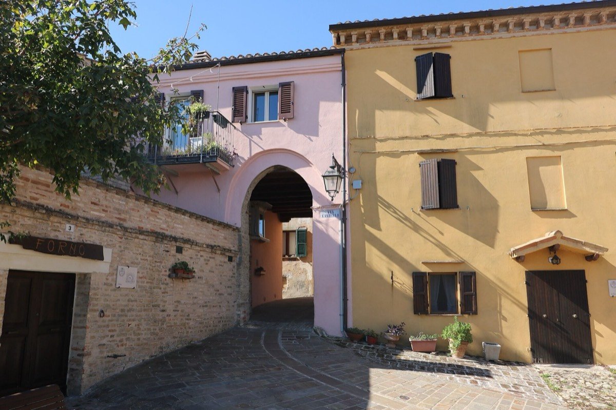 Il borgo di Castel d'Emilio ad Agugliano