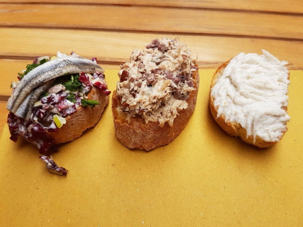 Cicchetti da bacaro su un tagliere di legno