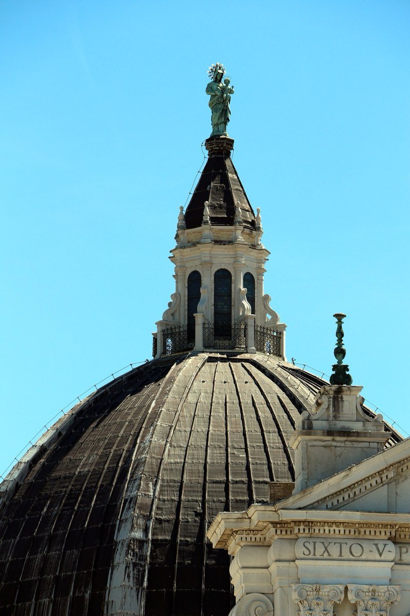 La lanterna e la cupola della basilica lauretana dalla statua della Madonna