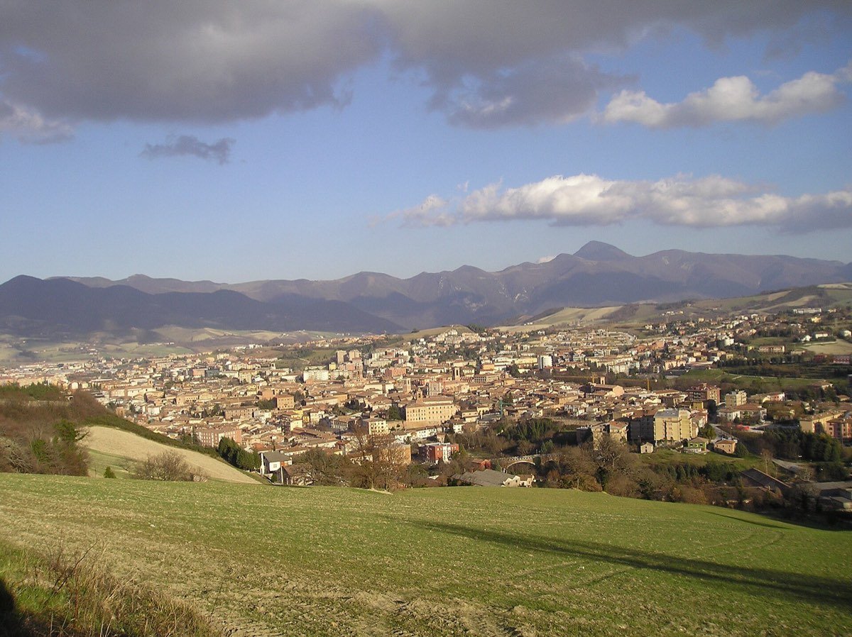 Panorama di Fabriano con le montagne sullo sfondo