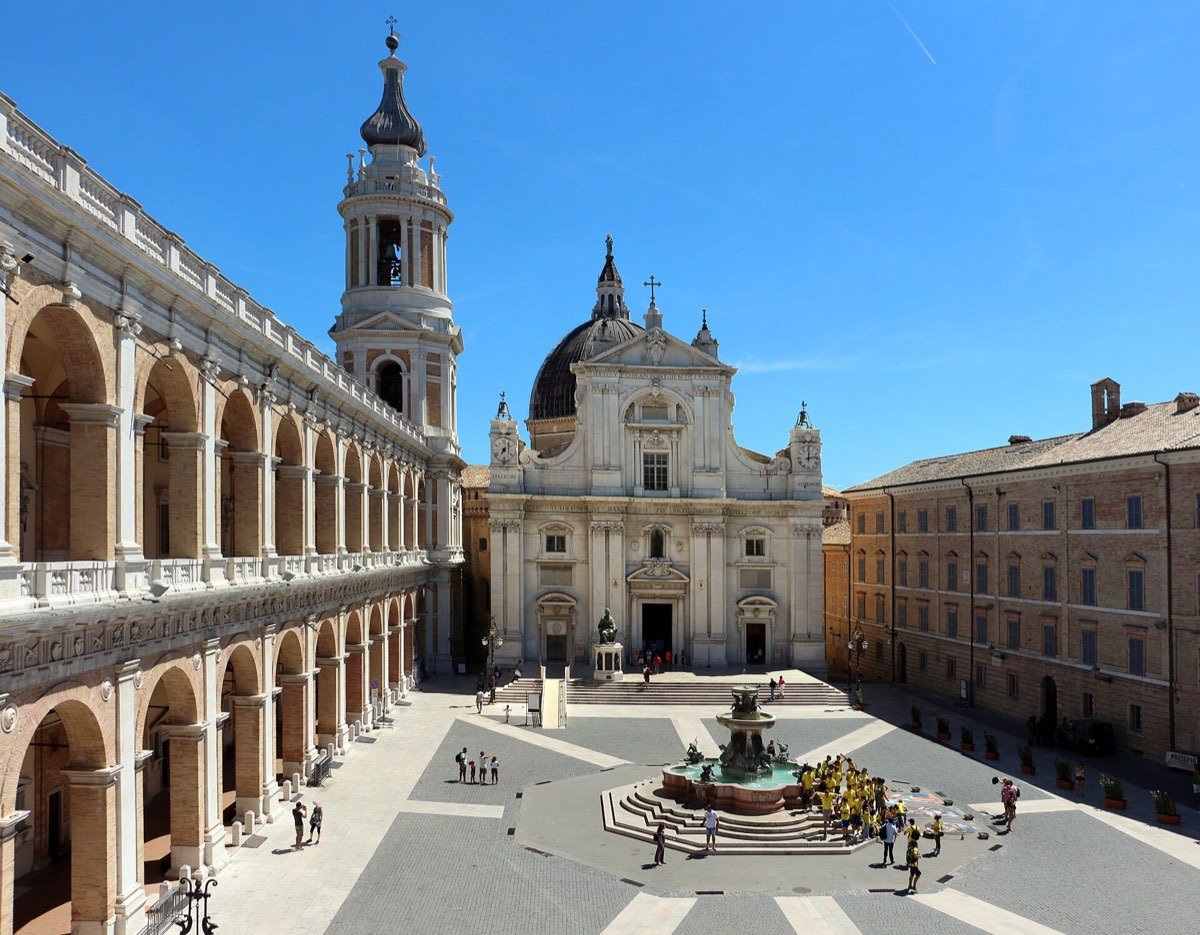 La Piazza della Madonna di Loreto con la basilica, il campanile e la fontana