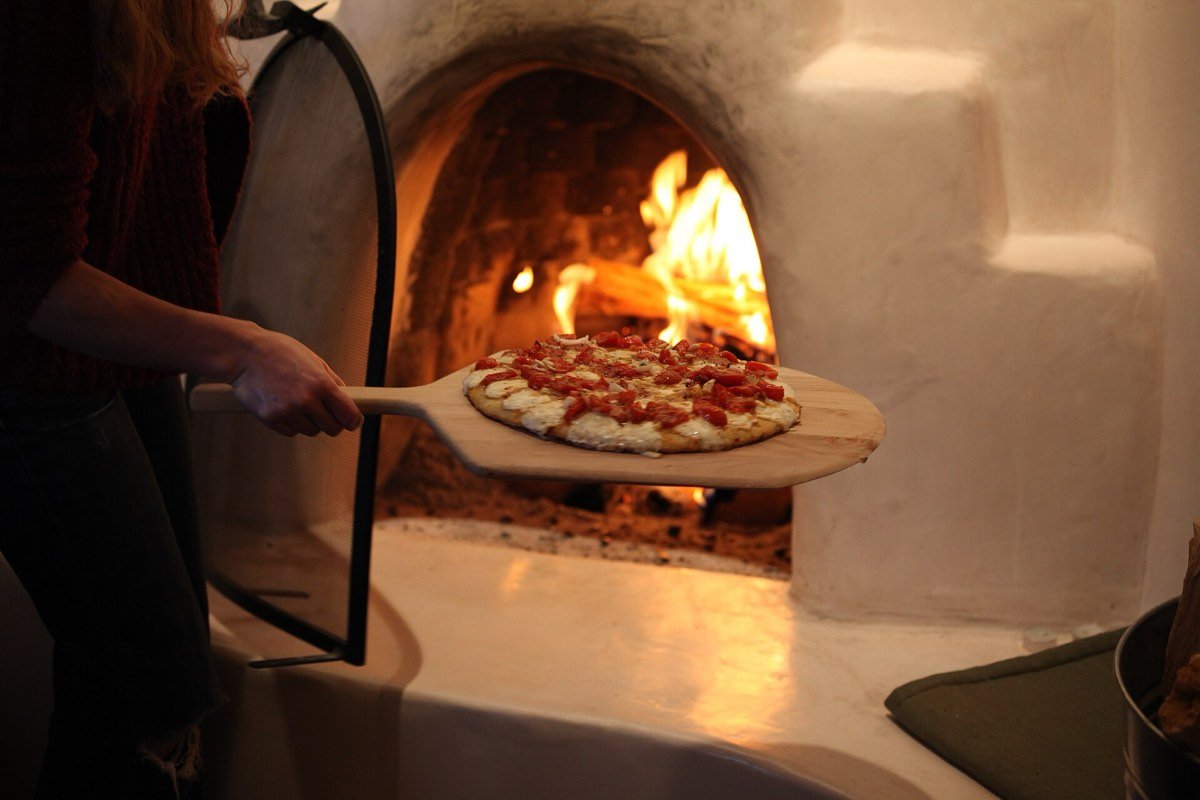 Pizza cucinata nel forno a legna: la tradizione delle migliori pizzerie della valle Jesina
