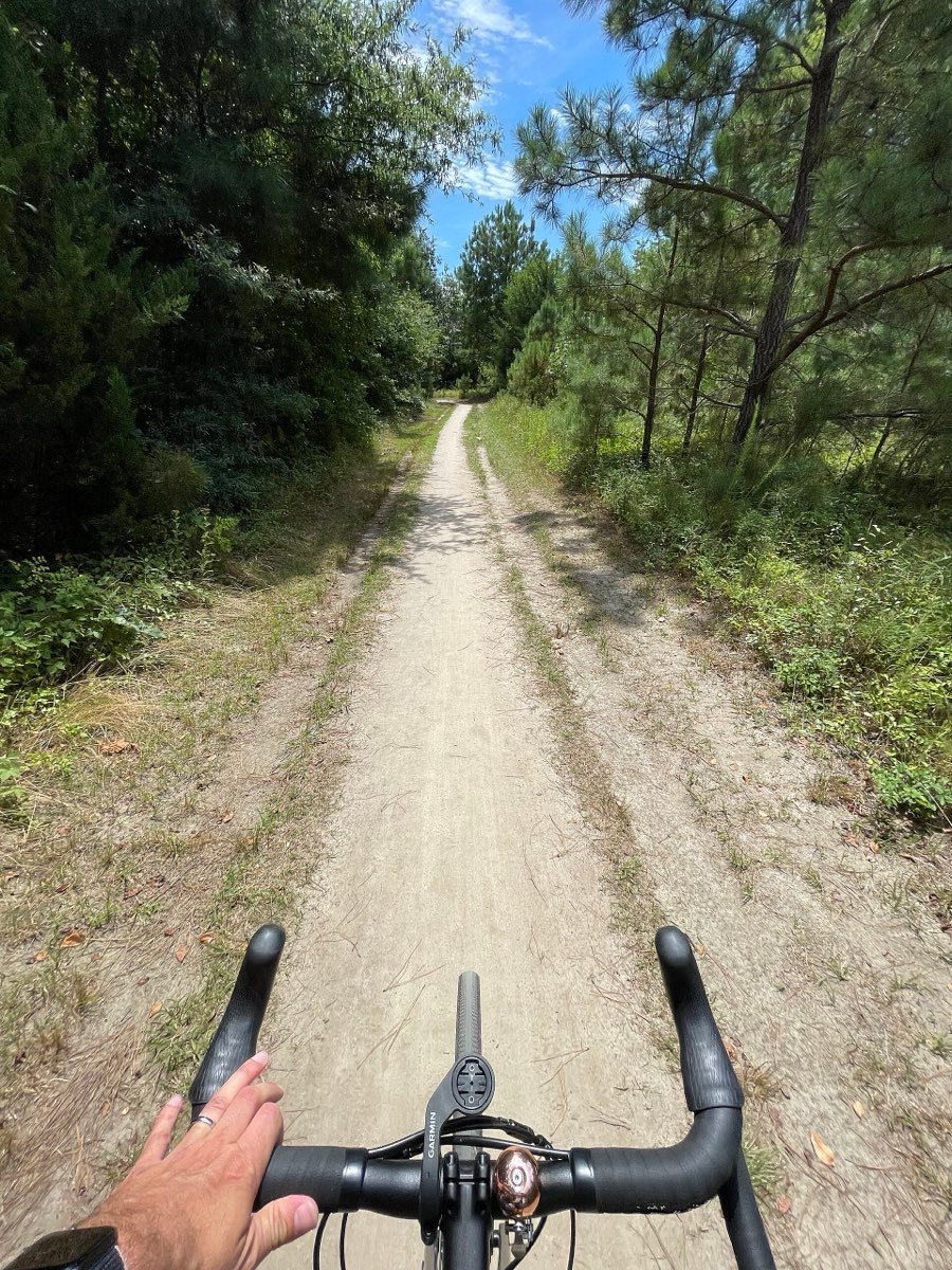 Un gravel bike su sentiero di sterrato