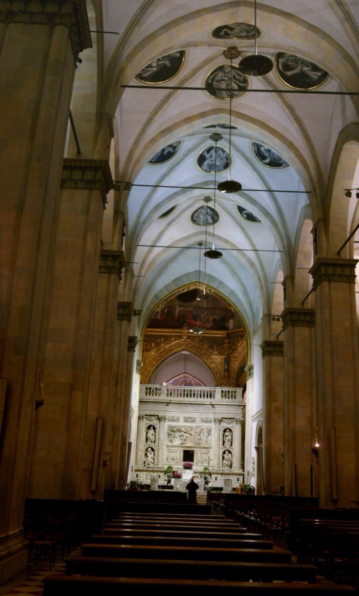 La navata centrale della basilica di Loreto con la Santa Casa sul fondo