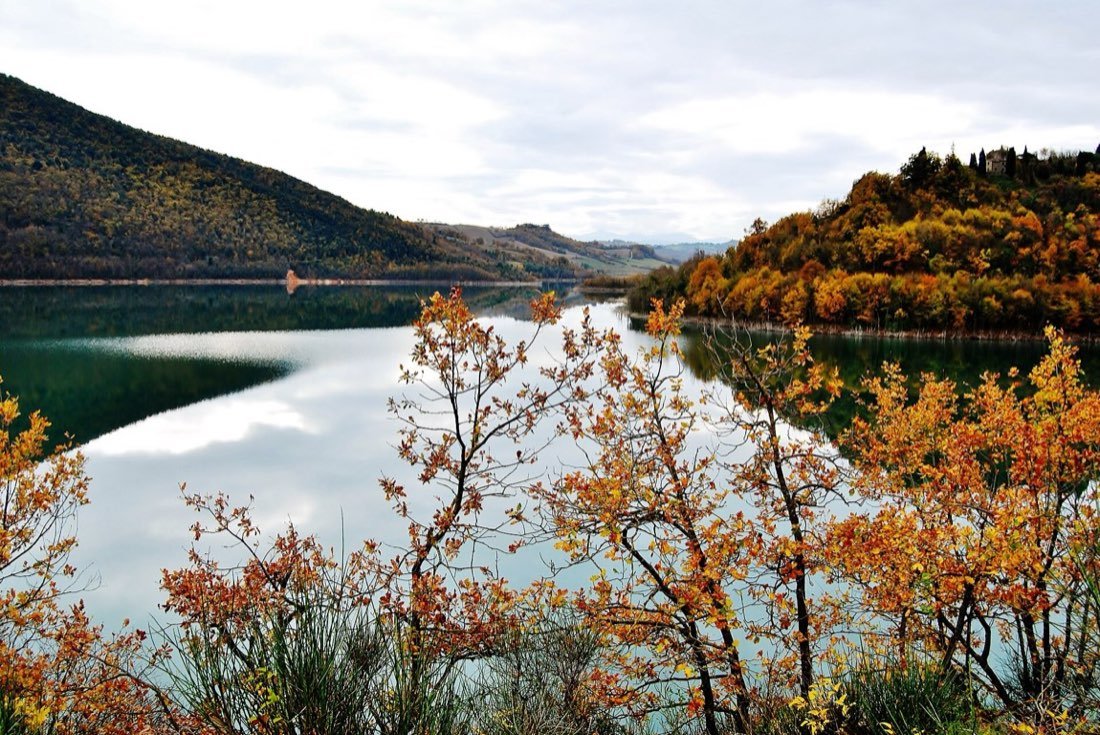 Il lago di Castreccioni e le colline di Cingoli