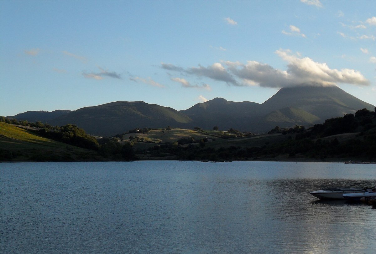 Il lago di Castreccioni con Monte San Vicino sullo sfondo