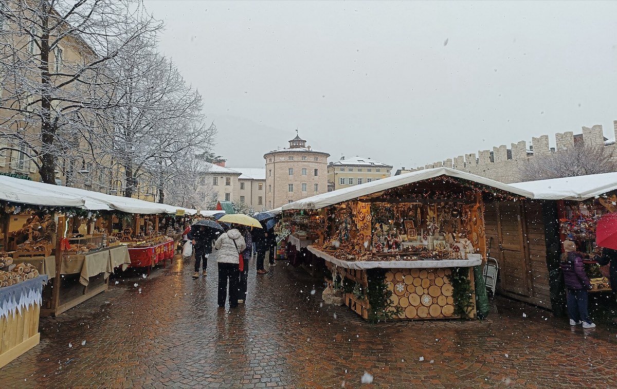Casette di legno di un mercatino di Natale con la neve