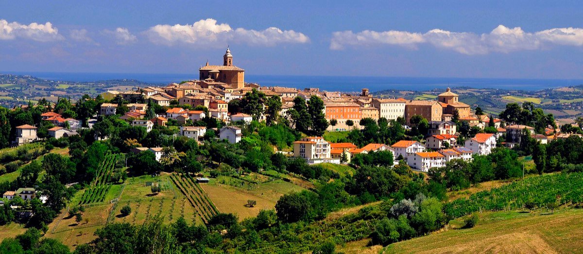 Panoramica di Montecarotto, borgo degli orologiai sulle colline di Jesi