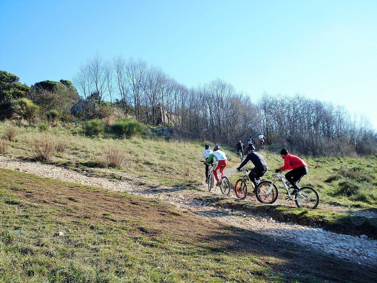 Gruppo di mountain biker sul crinale sopra Pian di Raggetti