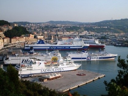 I traghetti nel porto di Ancona