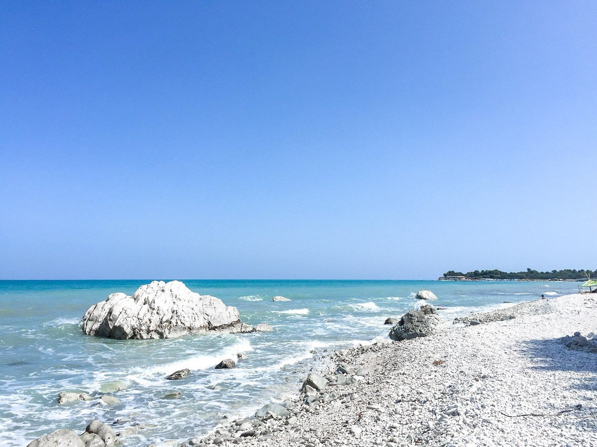 La spiaggia di sassi bianchi di Numana Bassa