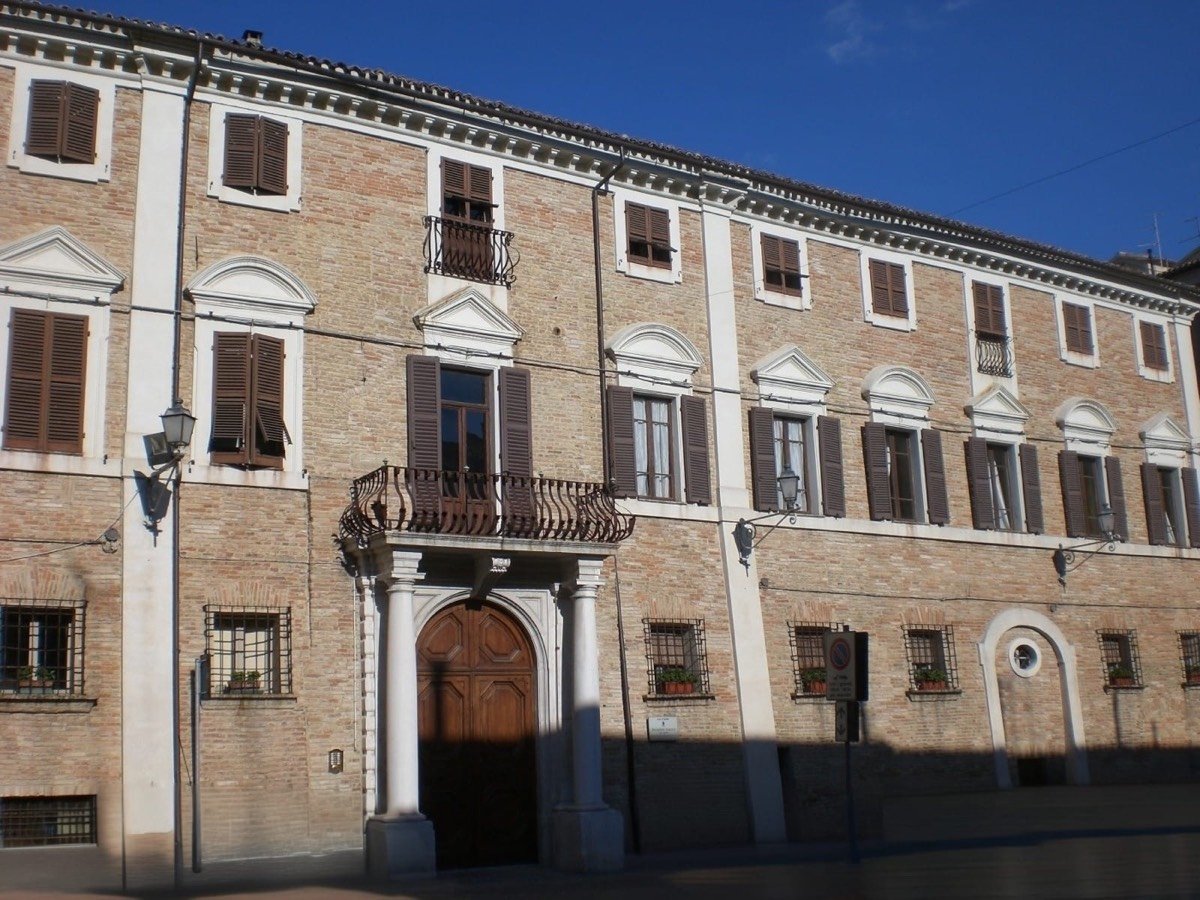 Piazza Dante con Palazzo Gallo a Osimo