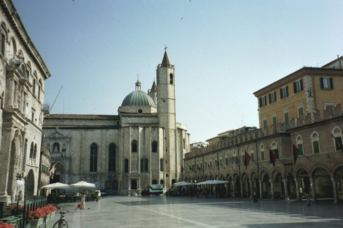 Piazza del Popolo con il Palazzo dei Capitani ad Ascoli Piceno
