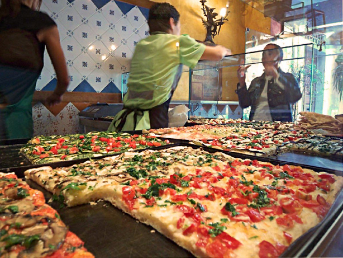 Pizza al taglio in teglia, la specialità storica delle pizzerie di Jesi