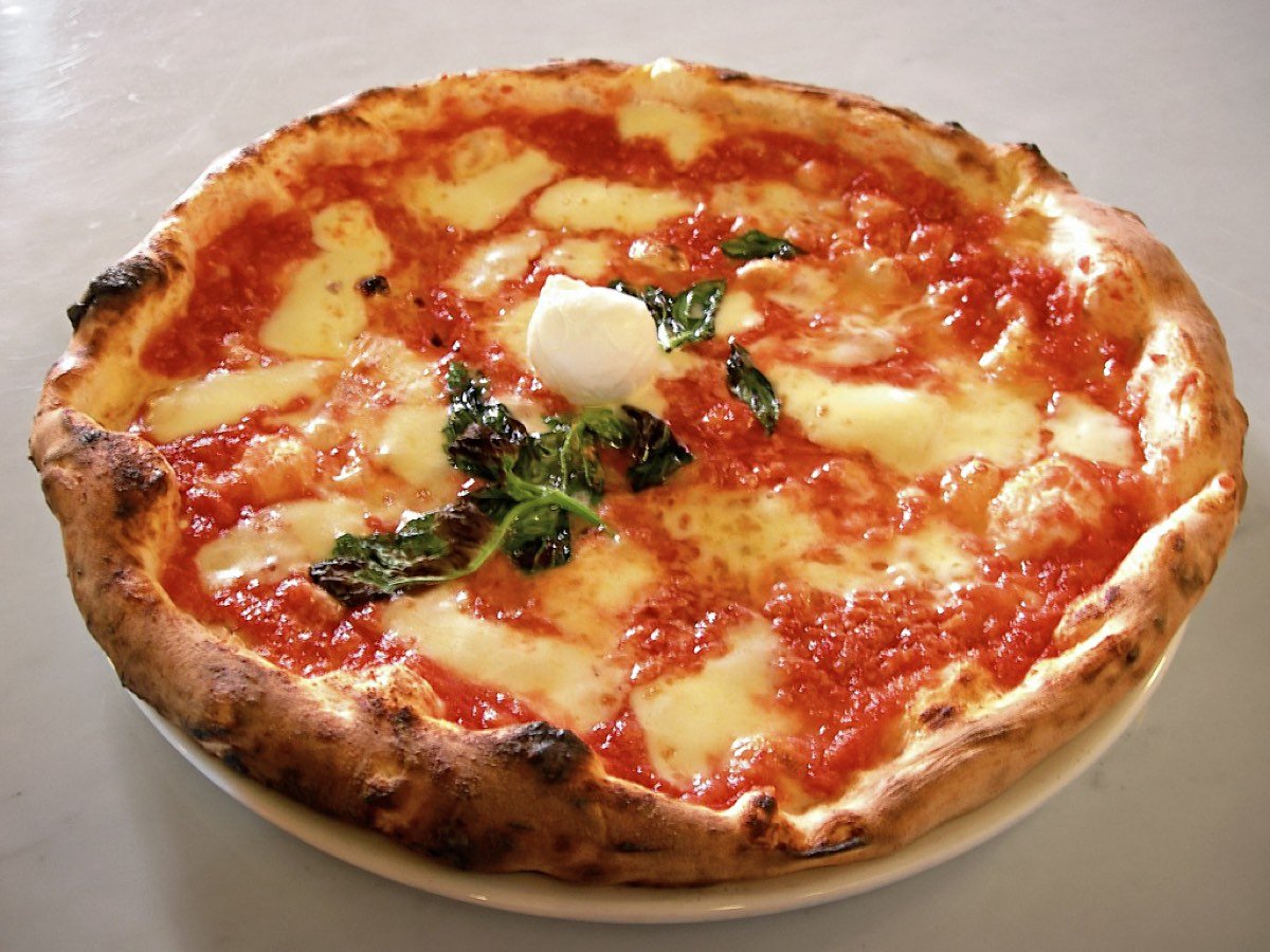 Pizza margherita, la classica delle pizzerie della valle Jesina