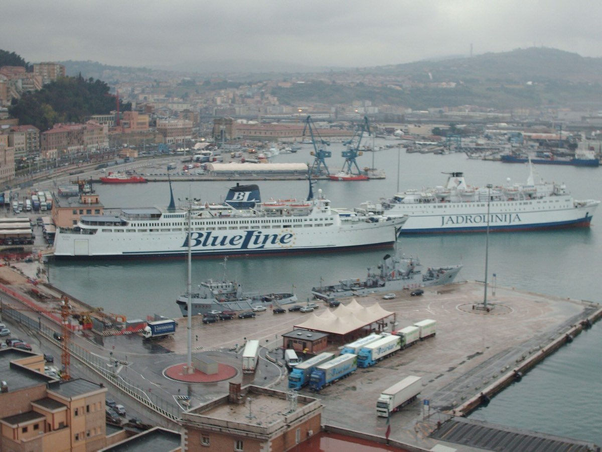Il porto di Ancona nel cielo grigio d'inverno