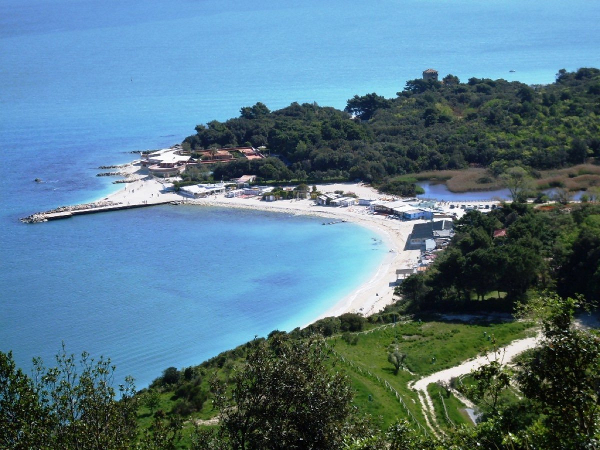 La baia di Portonovo vista dall’alto