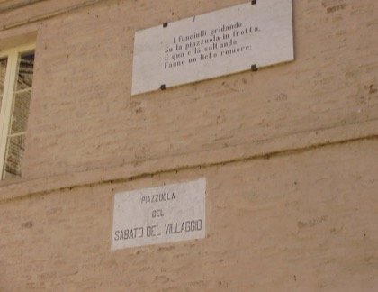 La vista dalla torre civica di Recanati con Palazzo Comunale e il mar Adriatico