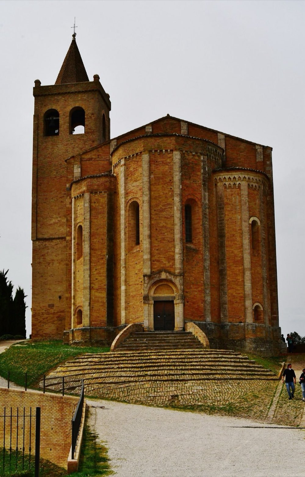 Santa Maria della Rocca spicca su una rupe di Offida