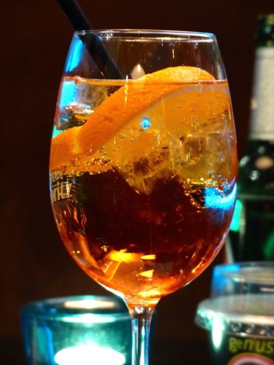 Bicchiere di Aperol spritz da vicino