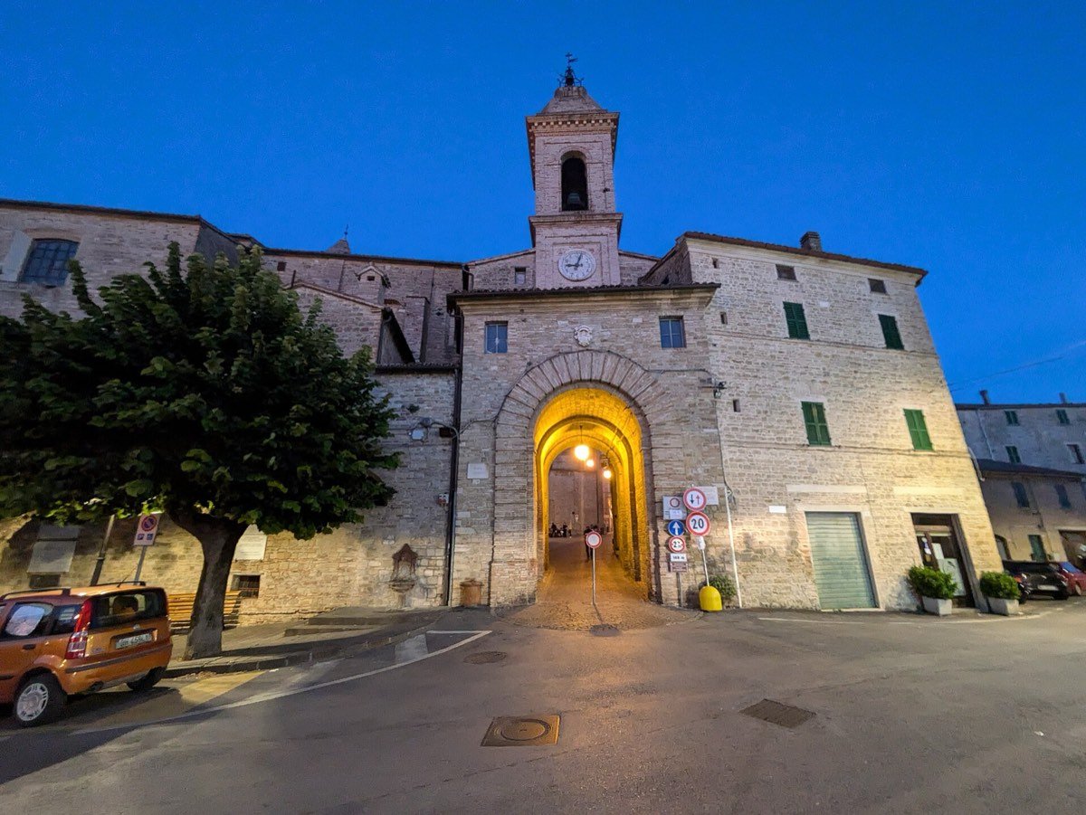 Staffolo, borgo sulle colline di Jesi: trattorie e osterie del Verdicchio