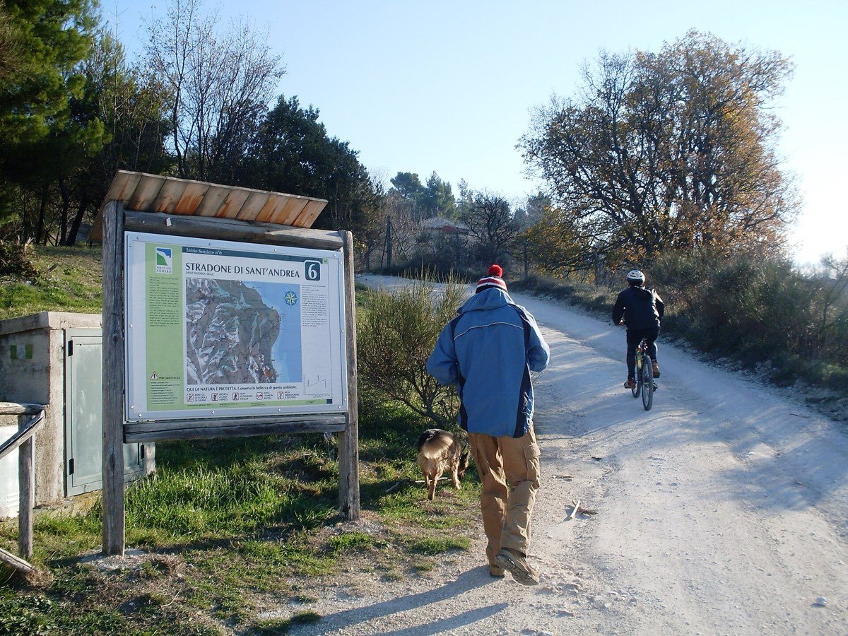 Lo Stradone di Sant'Andrea con il cartello del Parco