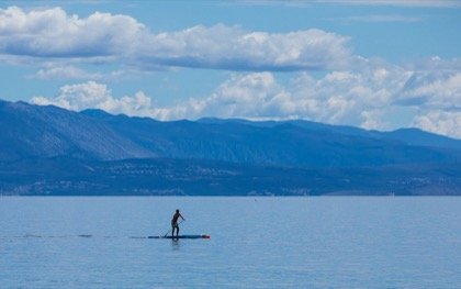 Un pagaiatore su sup in mare aperto