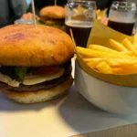 Il Brillo Parlante Ancona — hamburger con patatine fritte