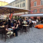 King Edward Royal Pub Ancona — esterno con ombrelloni