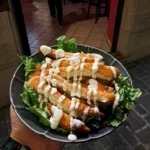 Pacio's Pub Ancona — burger con patatine e salsa