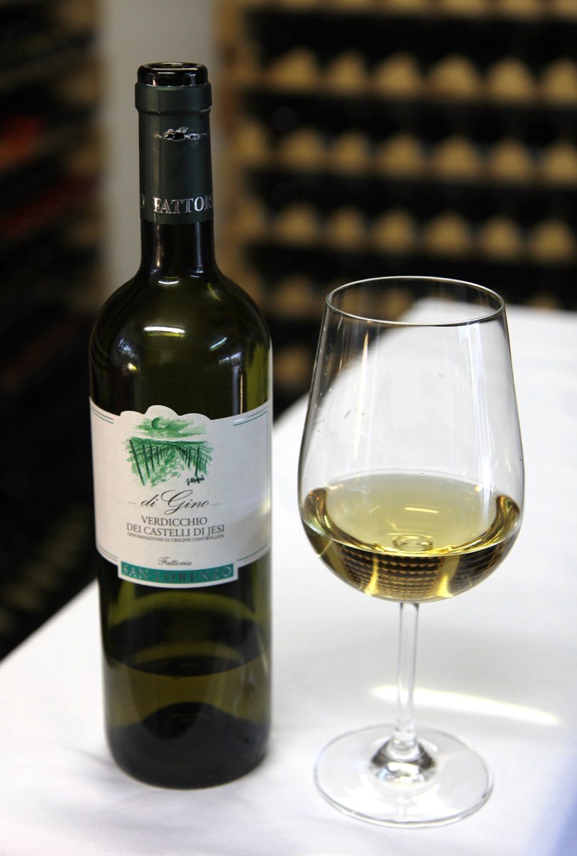 La bottiglia del Verdicchio dei Castelli di Jesi con il bicchiere